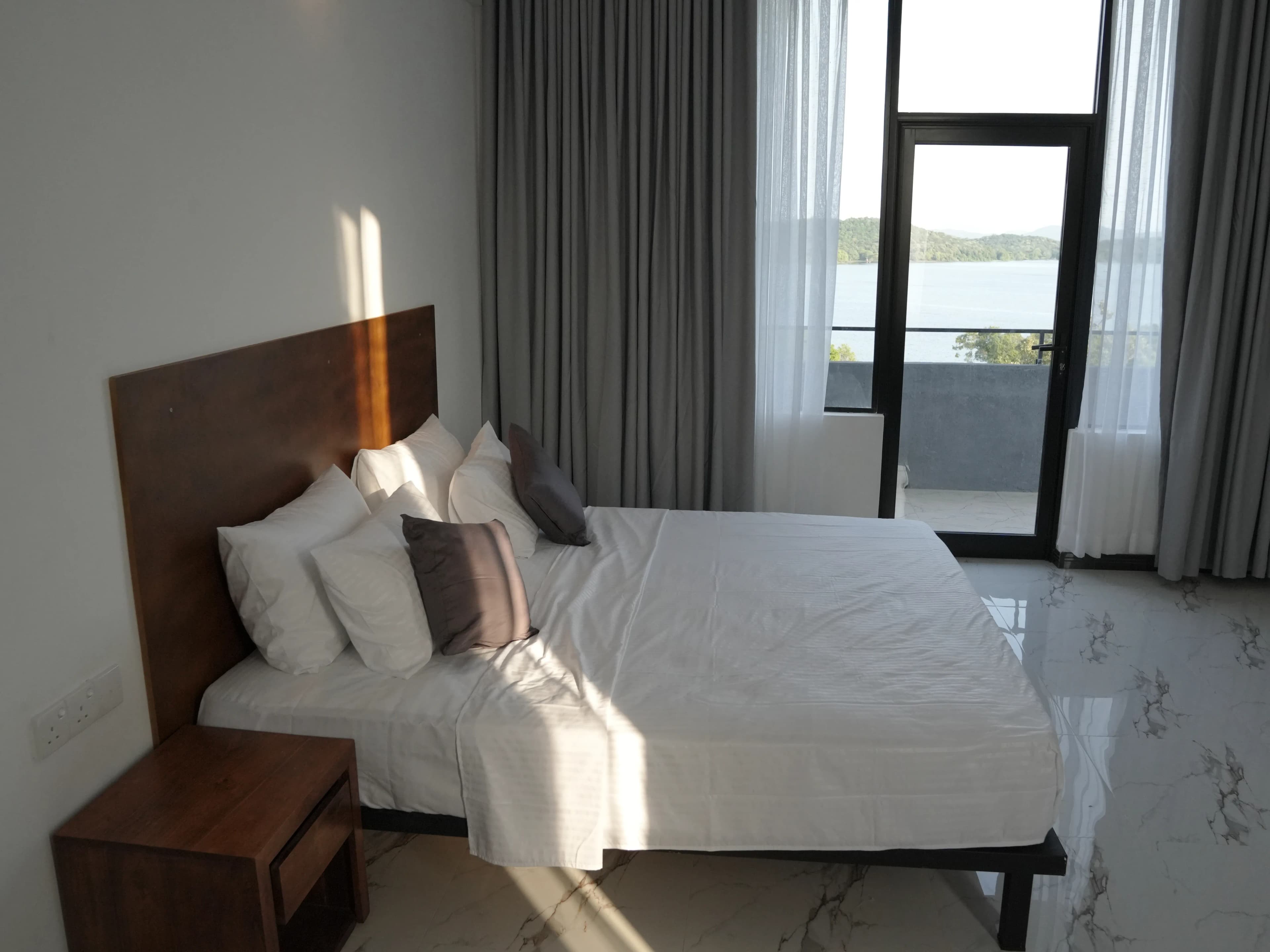 A guest room at Stargate Hotel with daylight and a view towards the lake